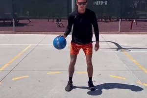 篮球训练后的拉伸运动